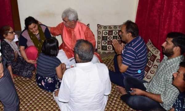 जम्मू-कश्मीर के एलजी ने जम्मू में राहुल भट के परिवार के सदस्यों से मुलाकात की